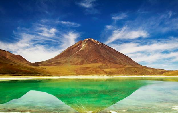 http://infinitelegroom.com/wp-content/uploads/2015/03/see-the-unbelievable-laguna-verde-in-bolivia-1.jpg