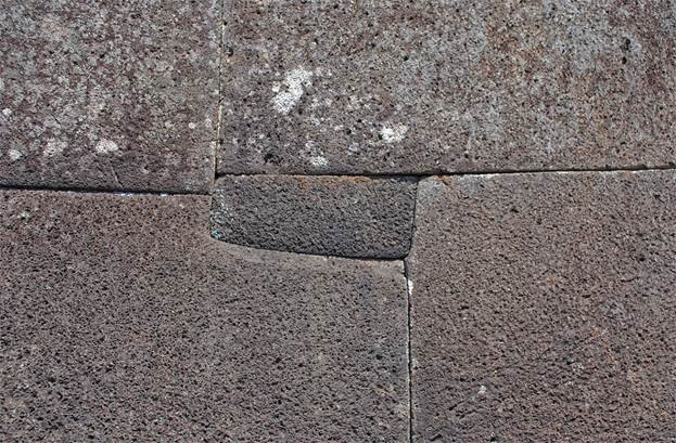 https://www.easterisland.travel/images/media/images/archaeology/ahu-tahira-vinapu-rock-wall-fitting.jpg